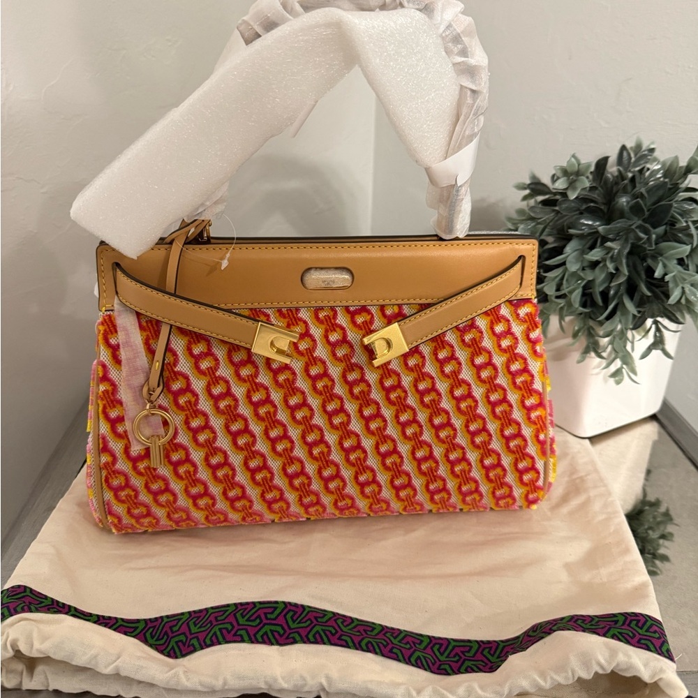 Tory Burch Lee Radziwill Petite velvet handbag
Never worn, with tag
Pink, Velvet